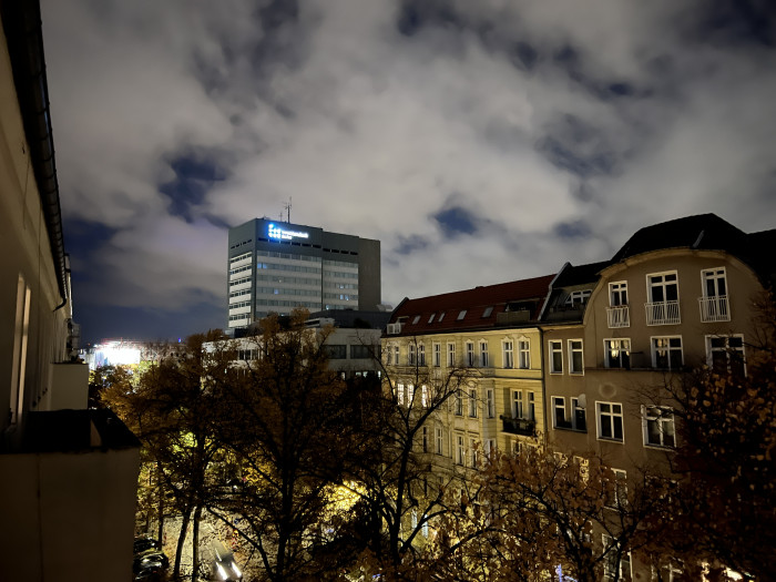 Das iPhone 13 hingegen macht im direkten Vergleich weniger gute Nachtaufnahmen. (Bild: Tobias Költzsch/Golem.de)